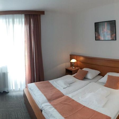 Hotel Restavracija In Prenocisca Carda Martjanci Esterno foto