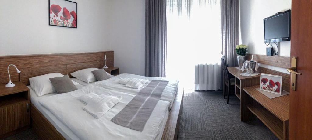 Hotel Restavracija In Prenocisca Carda Martjanci Esterno foto