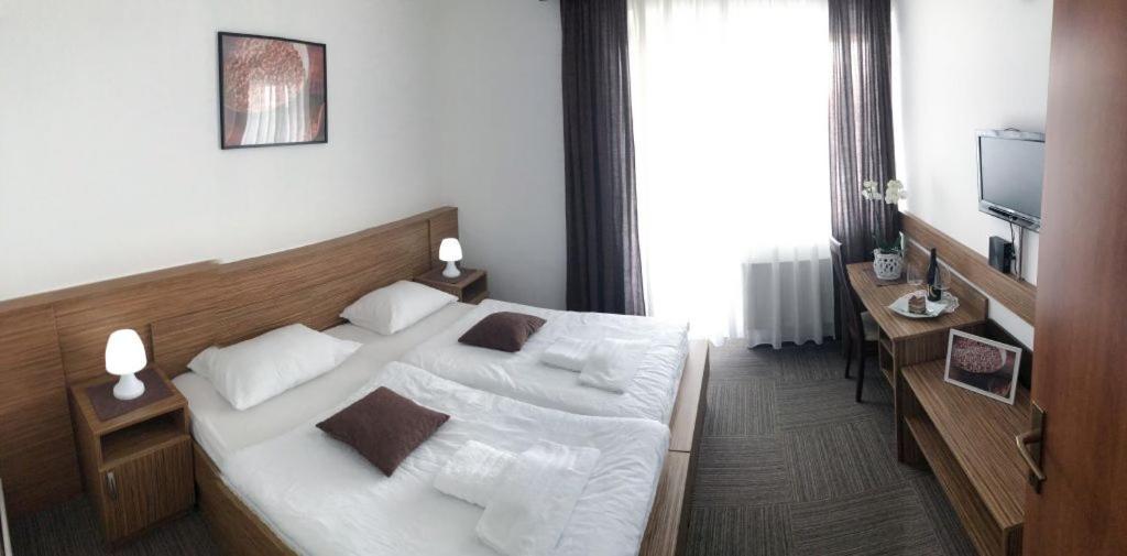 Hotel Restavracija In Prenocisca Carda Martjanci Esterno foto